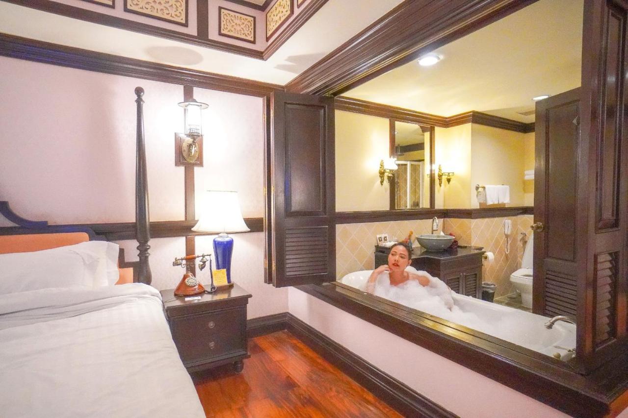 Wora Bura Hua Hin Resort&Spa - SHA Extra Plus Esterno foto A guest in a hotel room