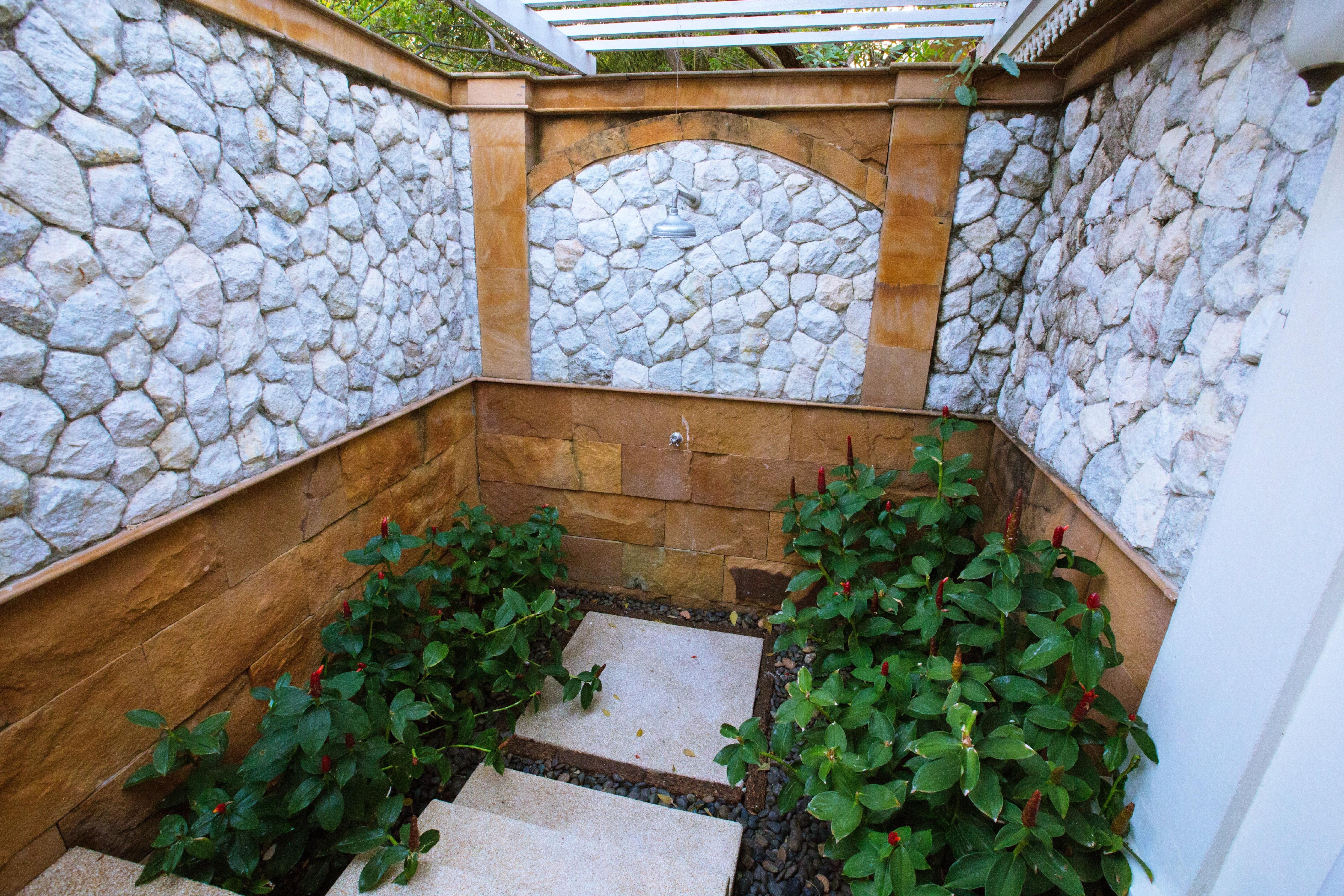 Wora Bura Hua Hin Resort&Spa - SHA Extra Plus Esterno foto A small garden in a private home