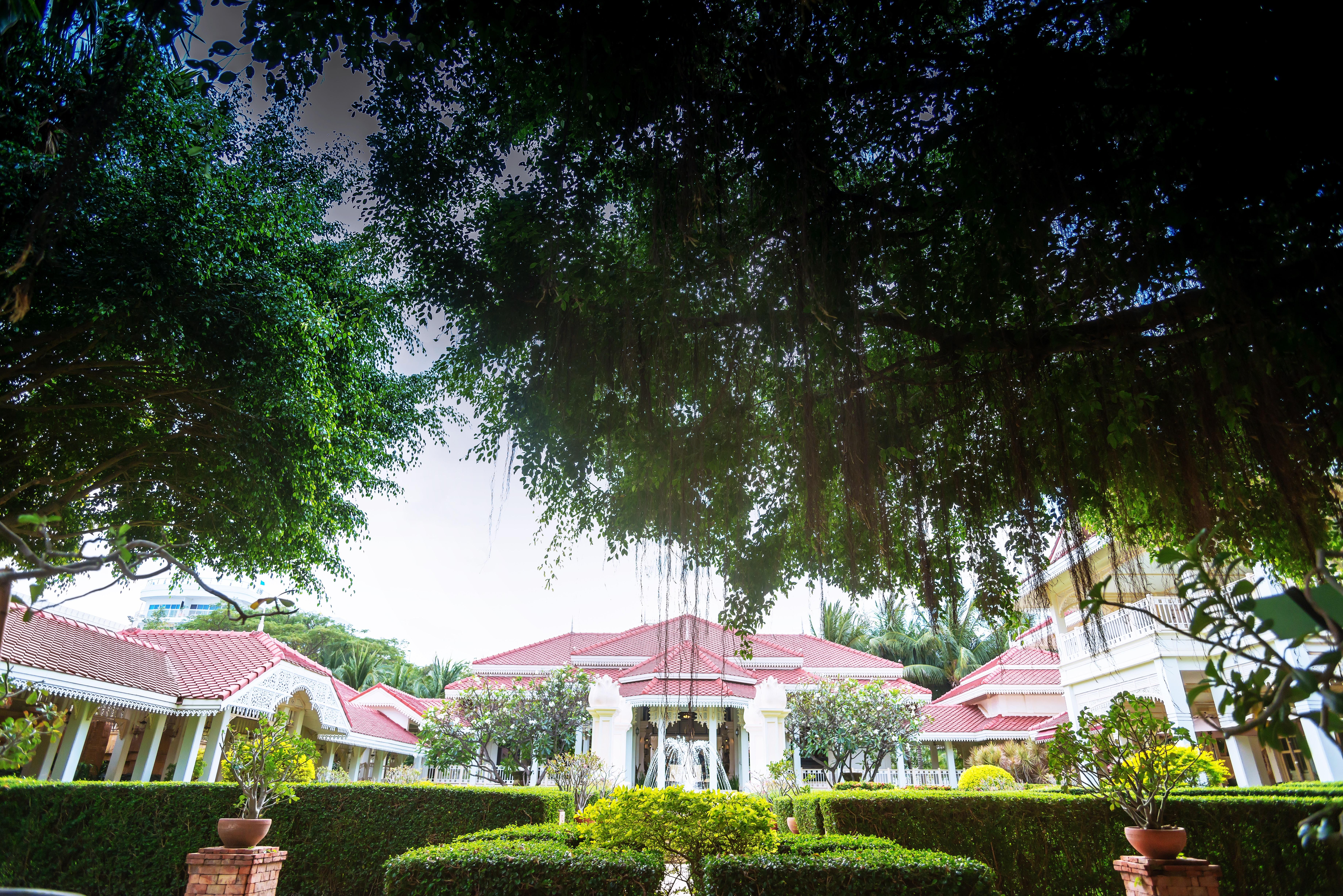 Wora Bura Hua Hin Resort&Spa - SHA Extra Plus Esterno foto The main building of the university