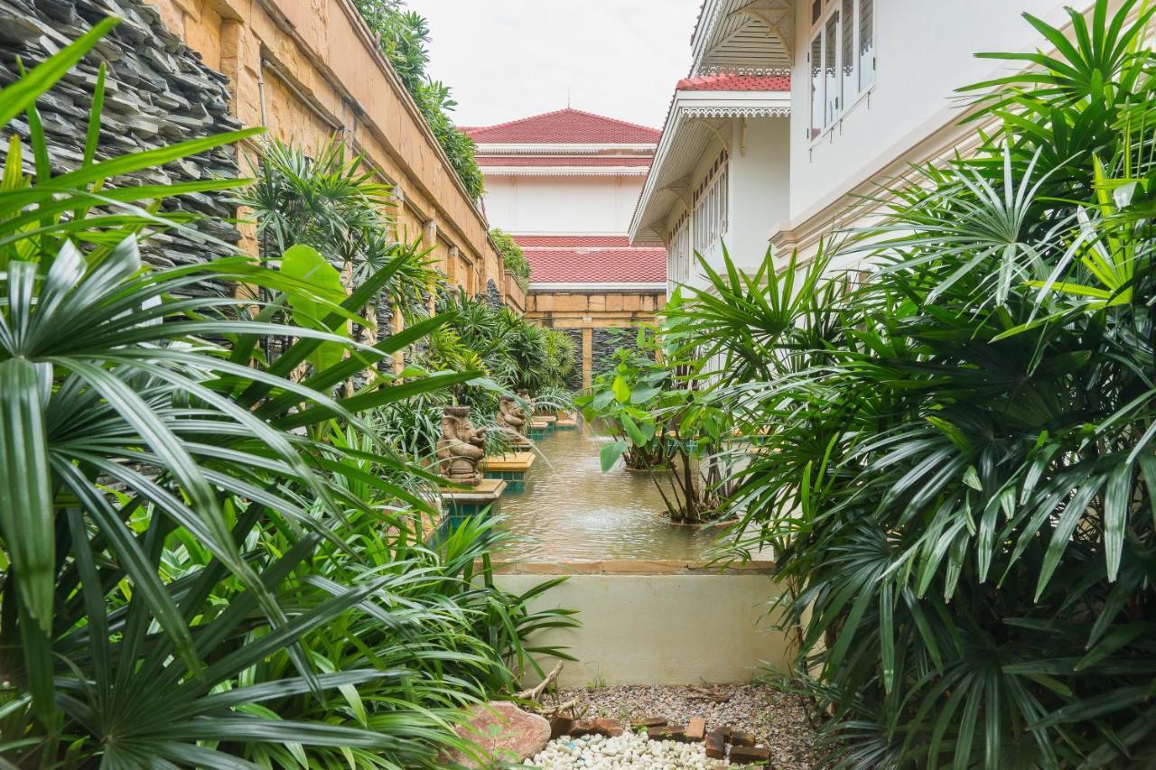 Wora Bura Hua Hin Resort&Spa - SHA Extra Plus Esterno foto The garden of the hotel