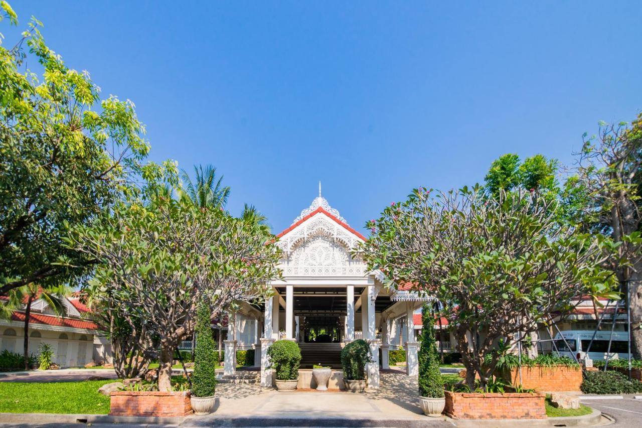 Wora Bura Hua Hin Resort&Spa - SHA Extra Plus Esterno foto The main entrance of the university