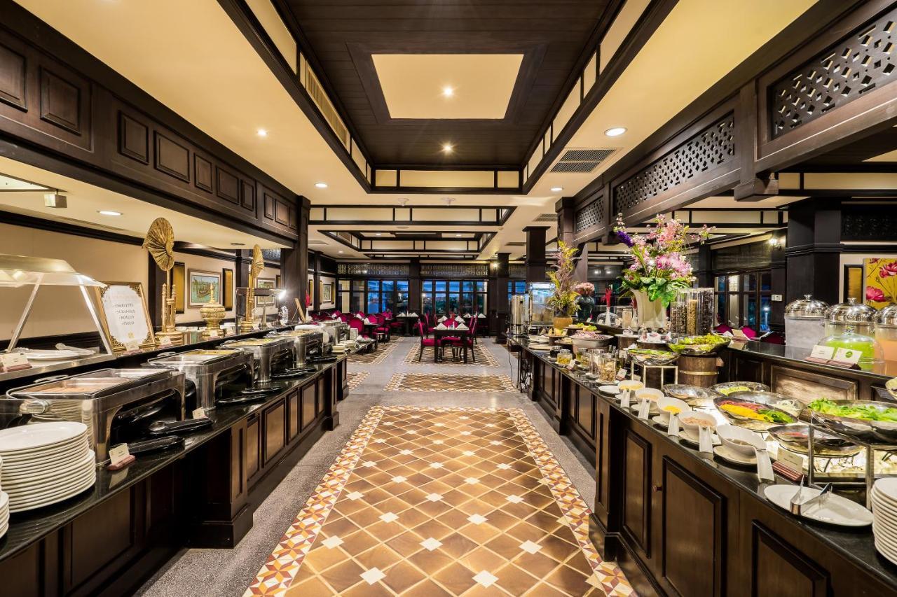Wora Bura Hua Hin Resort&Spa - SHA Extra Plus Esterno foto The buffet at the hotel