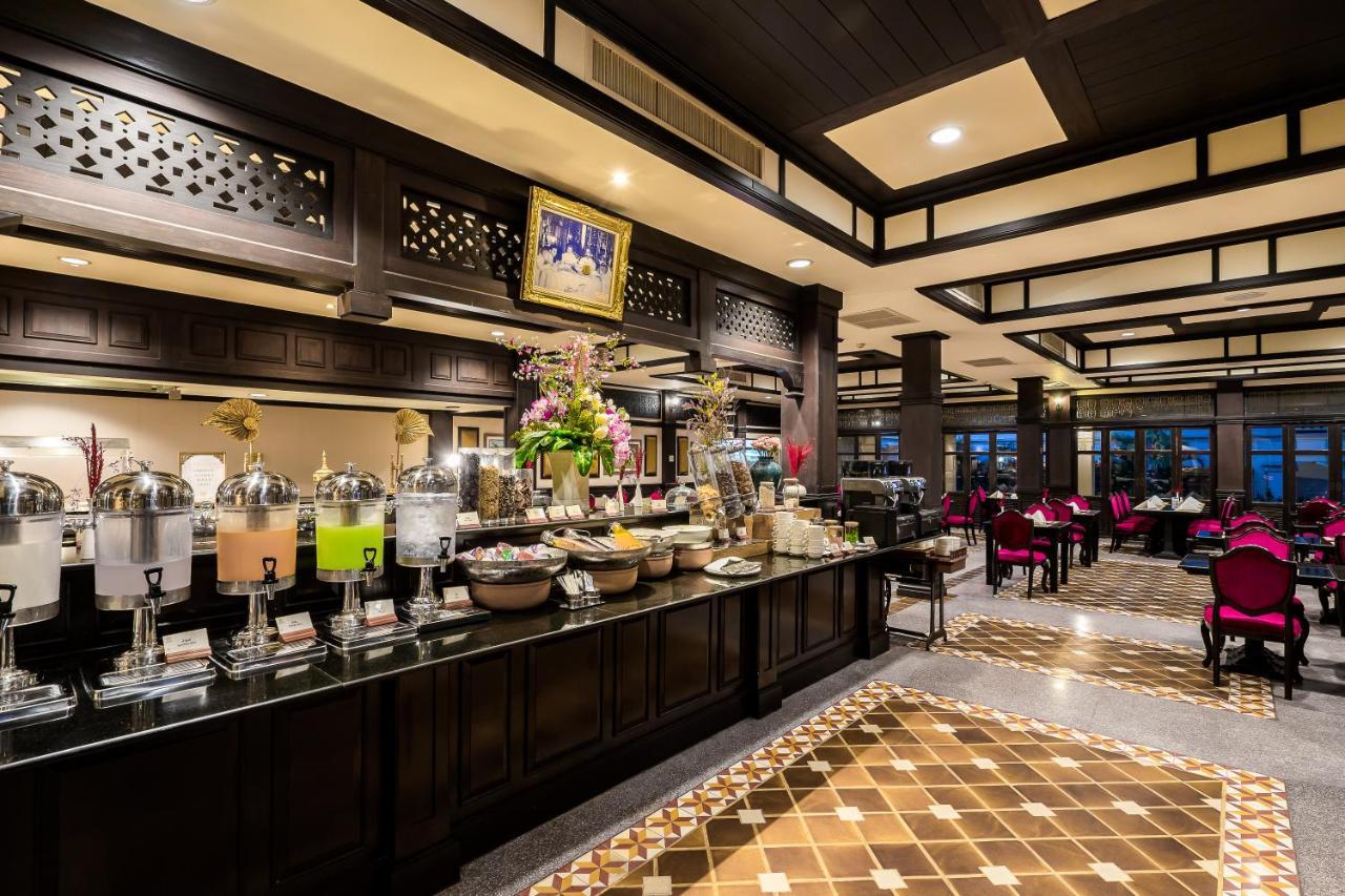 Wora Bura Hua Hin Resort&Spa - SHA Extra Plus Esterno foto The restaurant at the hotel
