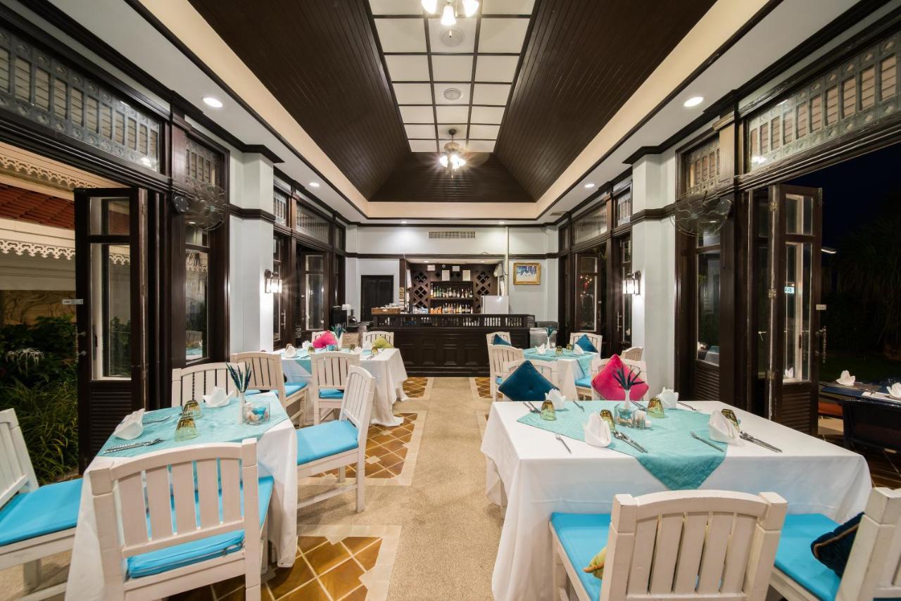 Wora Bura Hua Hin Resort&Spa - SHA Extra Plus Esterno foto The restaurant at the hotel